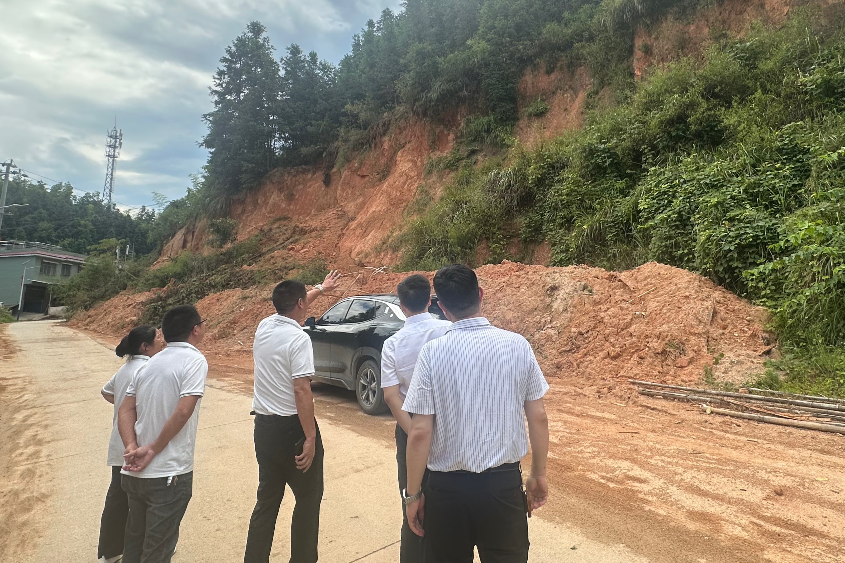 米兰（中国）党群综合与人力资源党支部开展党建联村活动