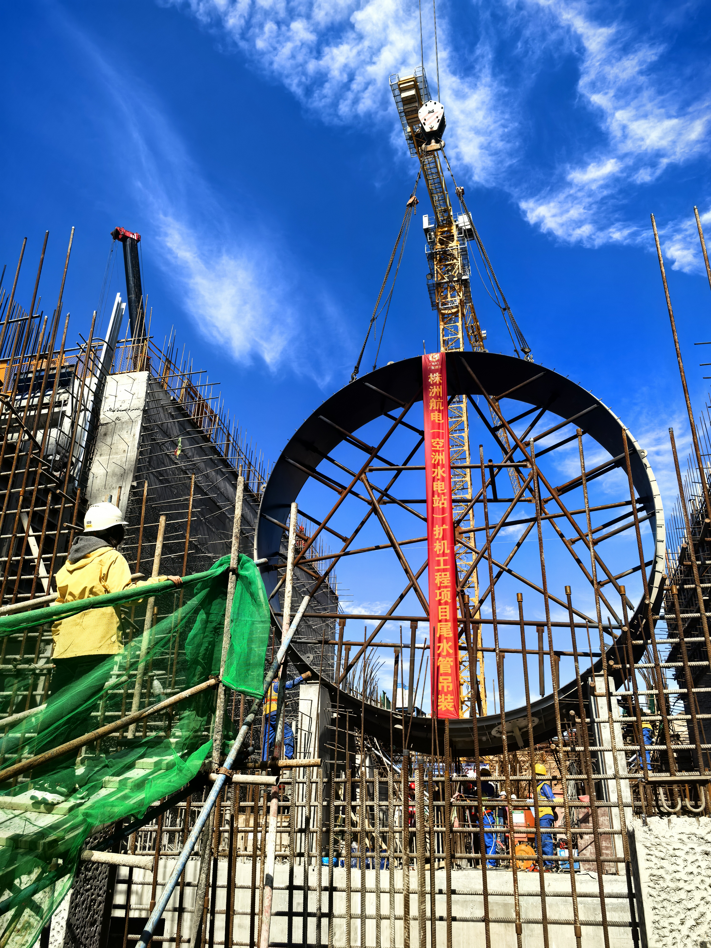 株洲航电（空洲水电站）扩机工程项目 首节尾水管顺利完成吊装